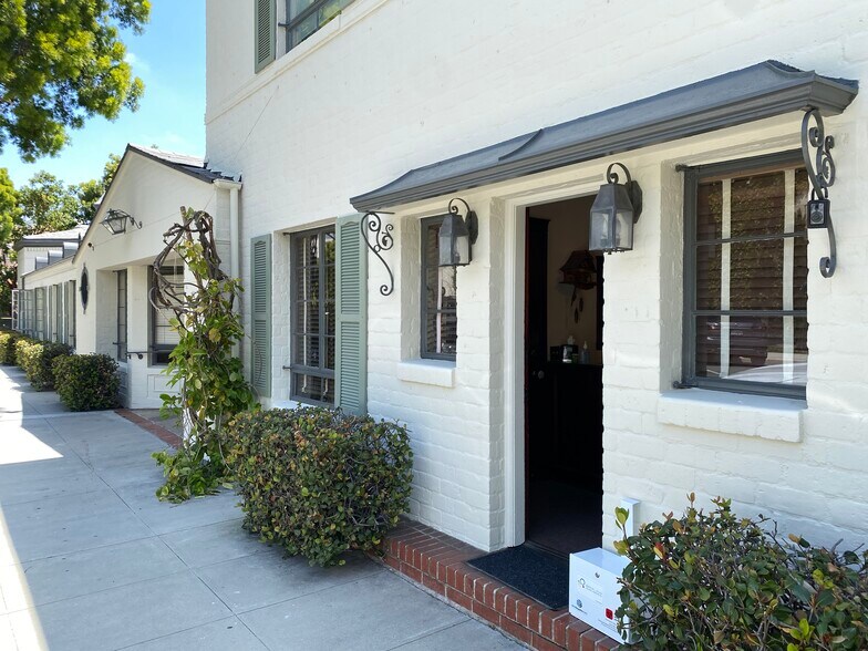 153 S Lasky Dr, Beverly Hills, CA à louer - Photo de l’immeuble – Image 3 sur 8