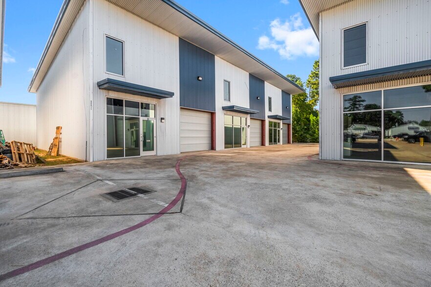 32411 Tamina Rd, Magnolia, TX à louer - Photo de l’immeuble – Image 2 sur 2