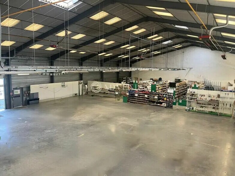 Local d'activités dans Véretz à vendre - Photo de l’immeuble – Image 2 sur 7