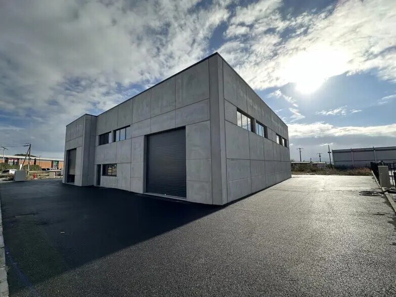 Local d'activités dans Puget-sur-Argens à vendre - Photo de l’immeuble – Image 1 sur 9