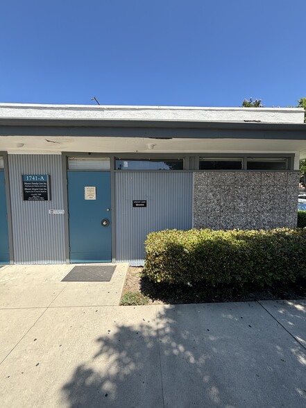 1741 W Romneya Dr, Anaheim, CA à louer - Photo de l’immeuble – Image 2 sur 14