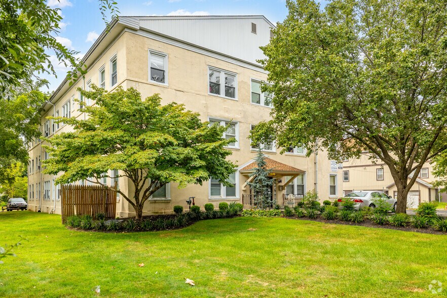 32 S Wycombe Ave, Lansdowne, PA à vendre - Photo principale – Image 1 sur 21