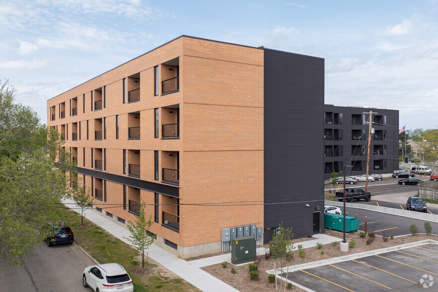 900 Leonard St NW, Grand Rapids, MI à louer - Photo de l’immeuble – Image 3 sur 5