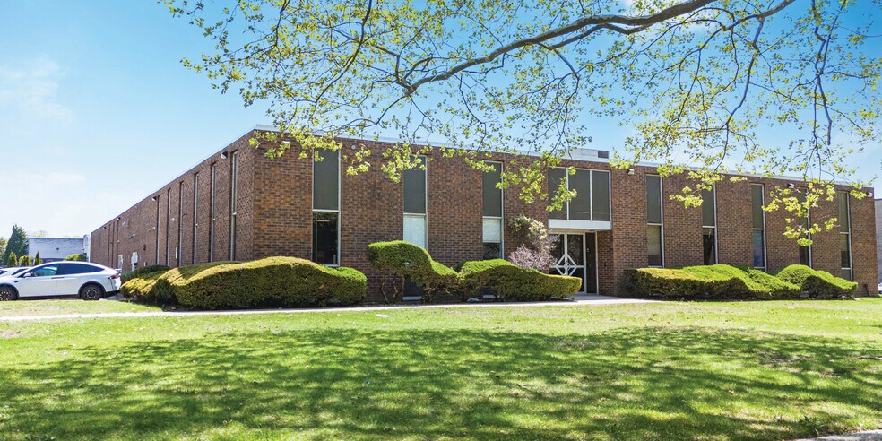 35 Hoffman Ave, Hauppauge, NY à vendre - Photo de l’immeuble – Image 3 sur 6