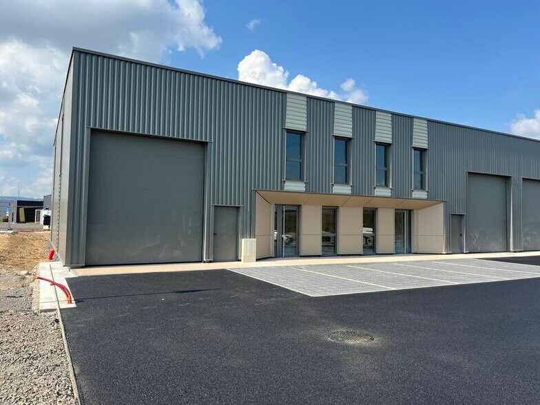 Local d’activités dans Varennes-lès-Mâcon à louer - Photo de l’immeuble – Image 2 sur 4