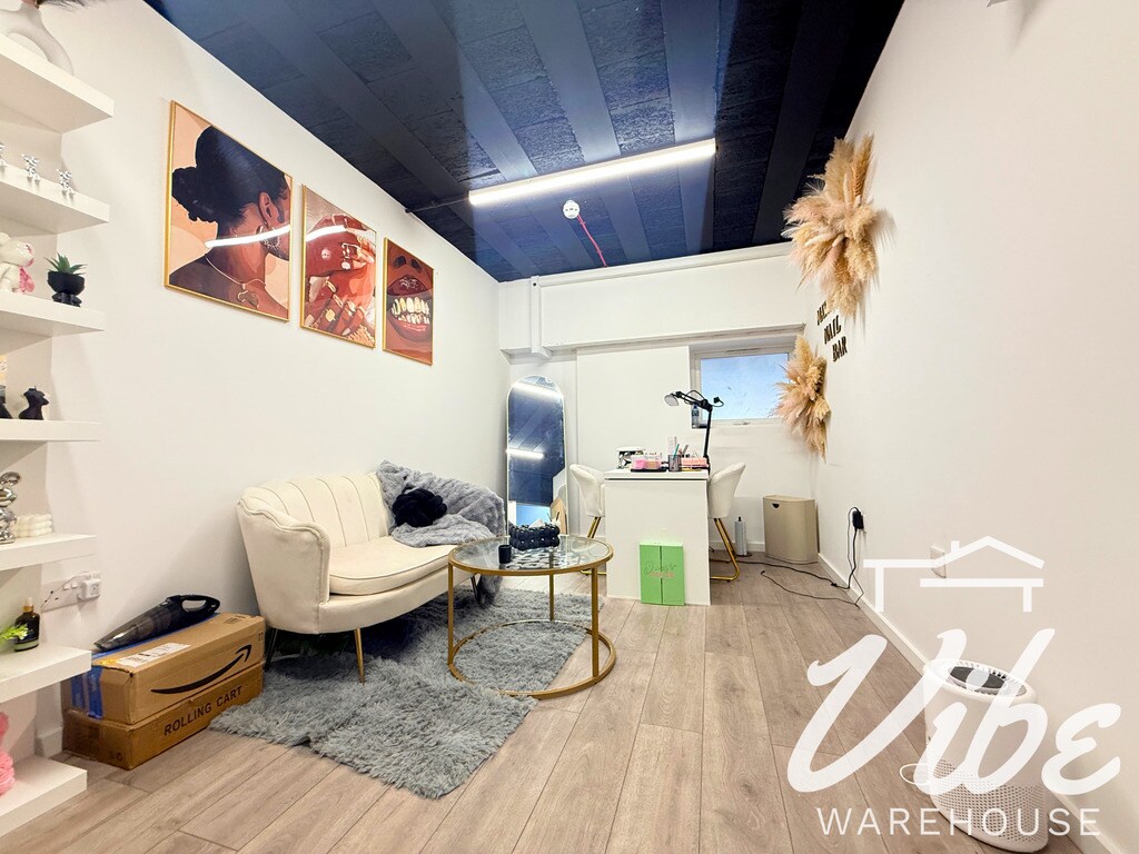 1-5 Theydon Rd, Londres à louer Photo de l’immeuble– Image 1 sur 9