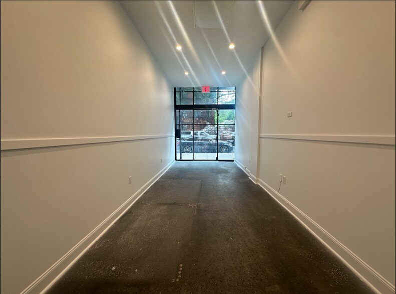 77 E 3rd St, New York, NY à louer - Photo de l’immeuble – Image 3 sur 5