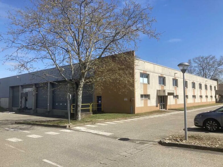 7 Rue Jean Perrin, Chassieu à louer - Photo de l’immeuble – Image 2 sur 22