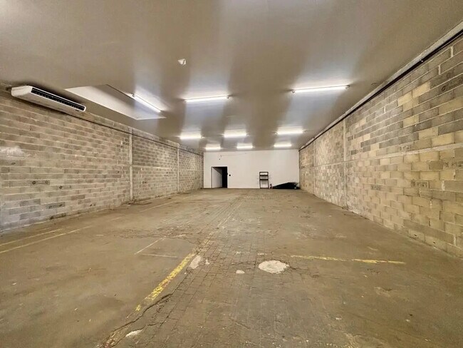 Plus de détails pour Local d'activités à louer