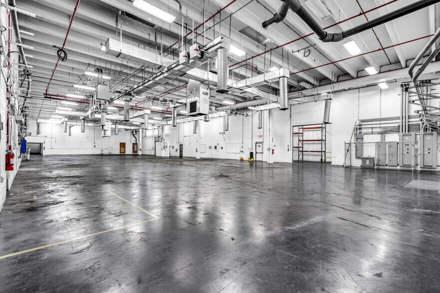 12800 NW 38th Ave, Opa Locka, FL à louer - Photo de l’immeuble – Image 3 sur 31