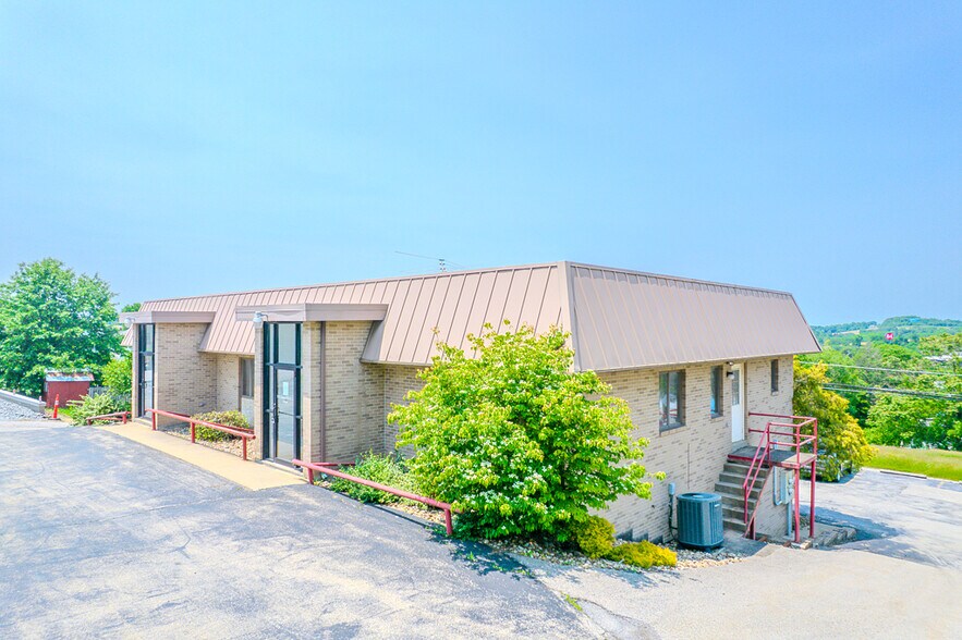 1027 W Main St, Mount Pleasant, PA à louer - Photo de l’immeuble – Image 2 sur 52