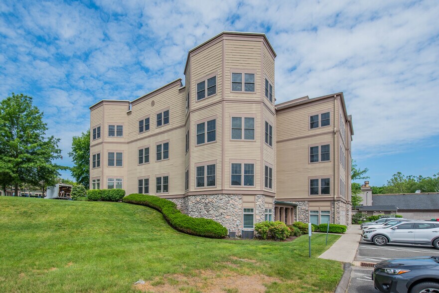 464 Heritage Rd, Southbury, CT à louer - Photo de l’immeuble – Image 2 sur 12