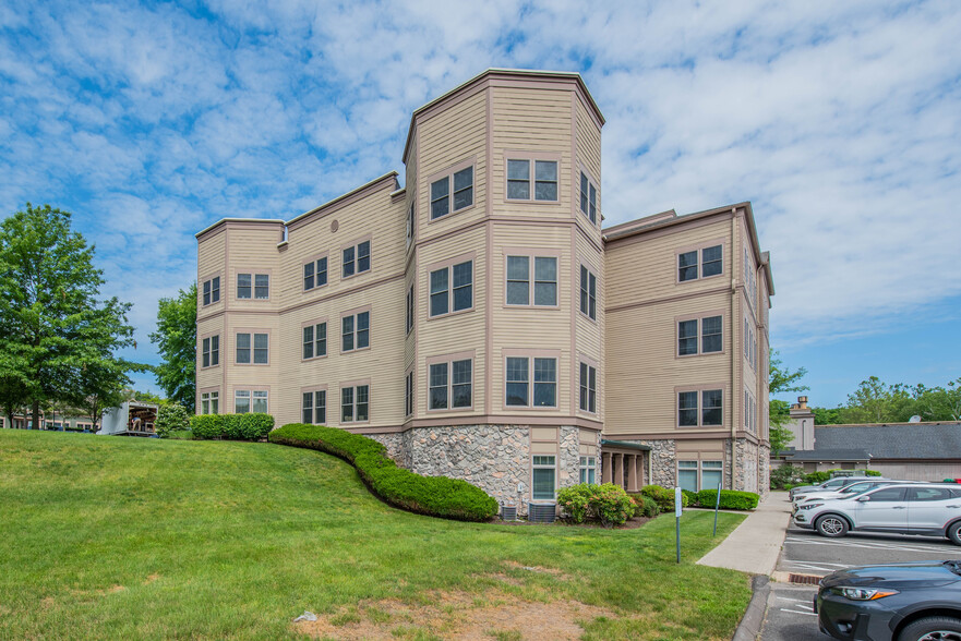 466 Heritage Rd, Southbury, CT à louer - Photo de l’immeuble – Image 2 sur 12