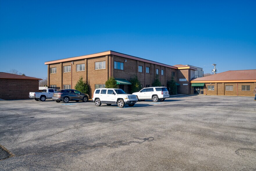 1221 S Willow Ave, Cookeville, TN à vendre - Photo de l’immeuble – Image 3 sur 41