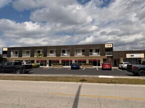 1919 Courtney Dr, Fort Myers, FL à louer Photo de l’immeuble– Image 2 sur 6