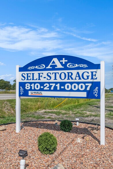 2011 S Sheridan Rd, Lennon, MI à vendre - Photo de l’immeuble – Image 3 sur 16