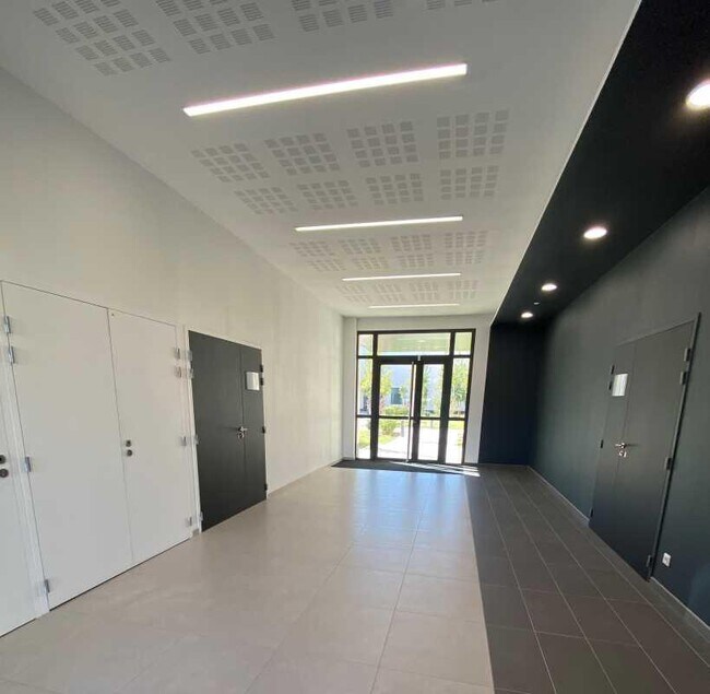Plus de détails pour 33 Avenue Du Docteur Georges Lévy, Vénissieux - Bureau à louer