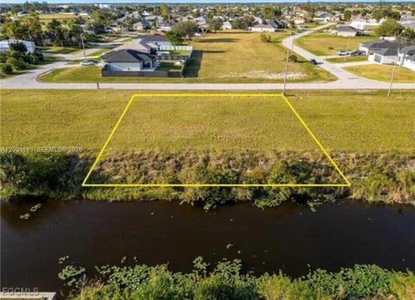 3411 NW 46th Ln, Cape Coral, FL à vendre - Photo principale – Image 1 sur 2