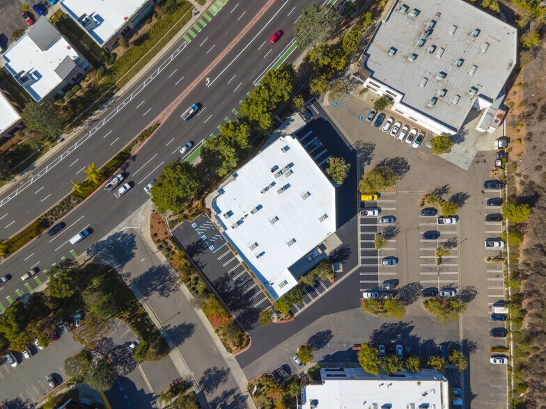 2320 Cousteau Ct, Vista, CA à louer - Photo de l’immeuble – Image 3 sur 13