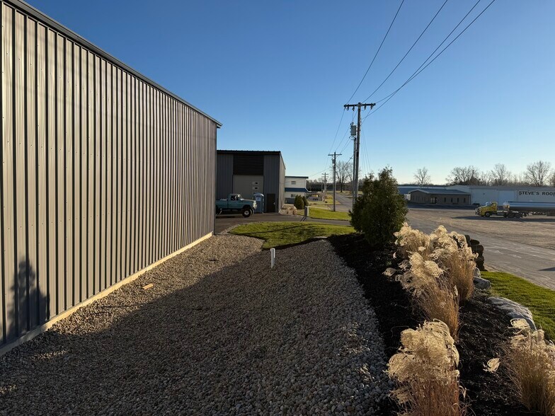 2490 Rainbow Dr, Warsaw, IN à vendre - Photo de l’immeuble – Image 3 sur 7