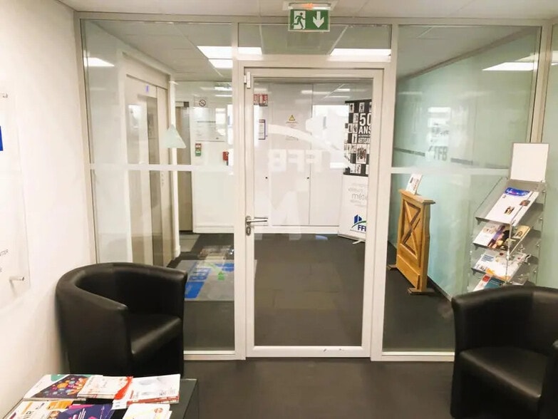 Bureau dans Évry-Courcouronnes à vendre - Hall d’entrée – Image 3 sur 14