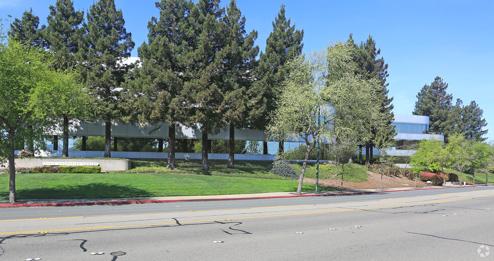 201 N Civic Dr, Walnut Creek, CA à louer - Photo de l’immeuble – Image 1 sur 1