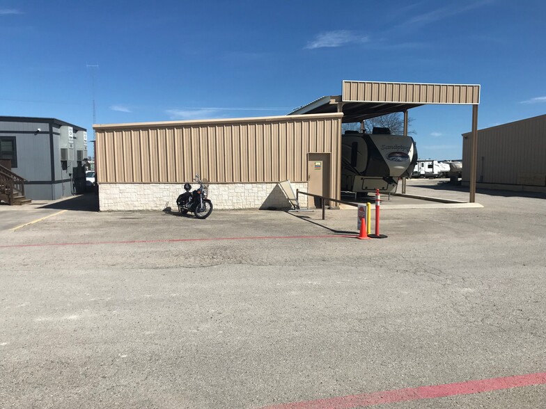 112 E Industrial Blvd, Cleburne, TX à louer - Photo de l’immeuble – Image 2 sur 30
