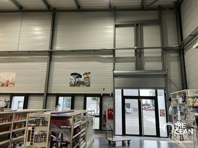 Local commercial dans SAINT-BARTHELEMY-D'ANJOU à louer - Photo de l’immeuble – Image 2 sur 8