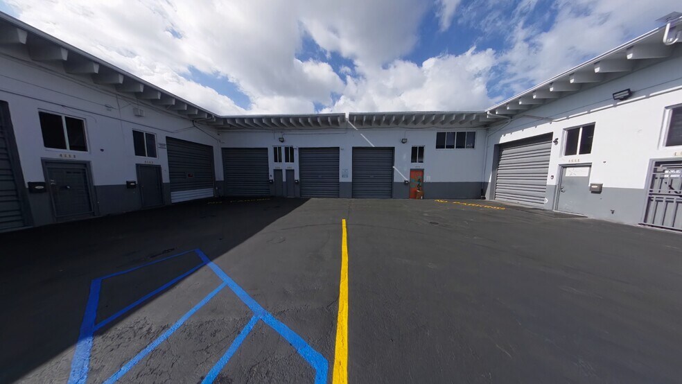 4630-4666 SW 75th Ave, Miami, FL à louer - Photo de l’immeuble – Image 2 sur 10