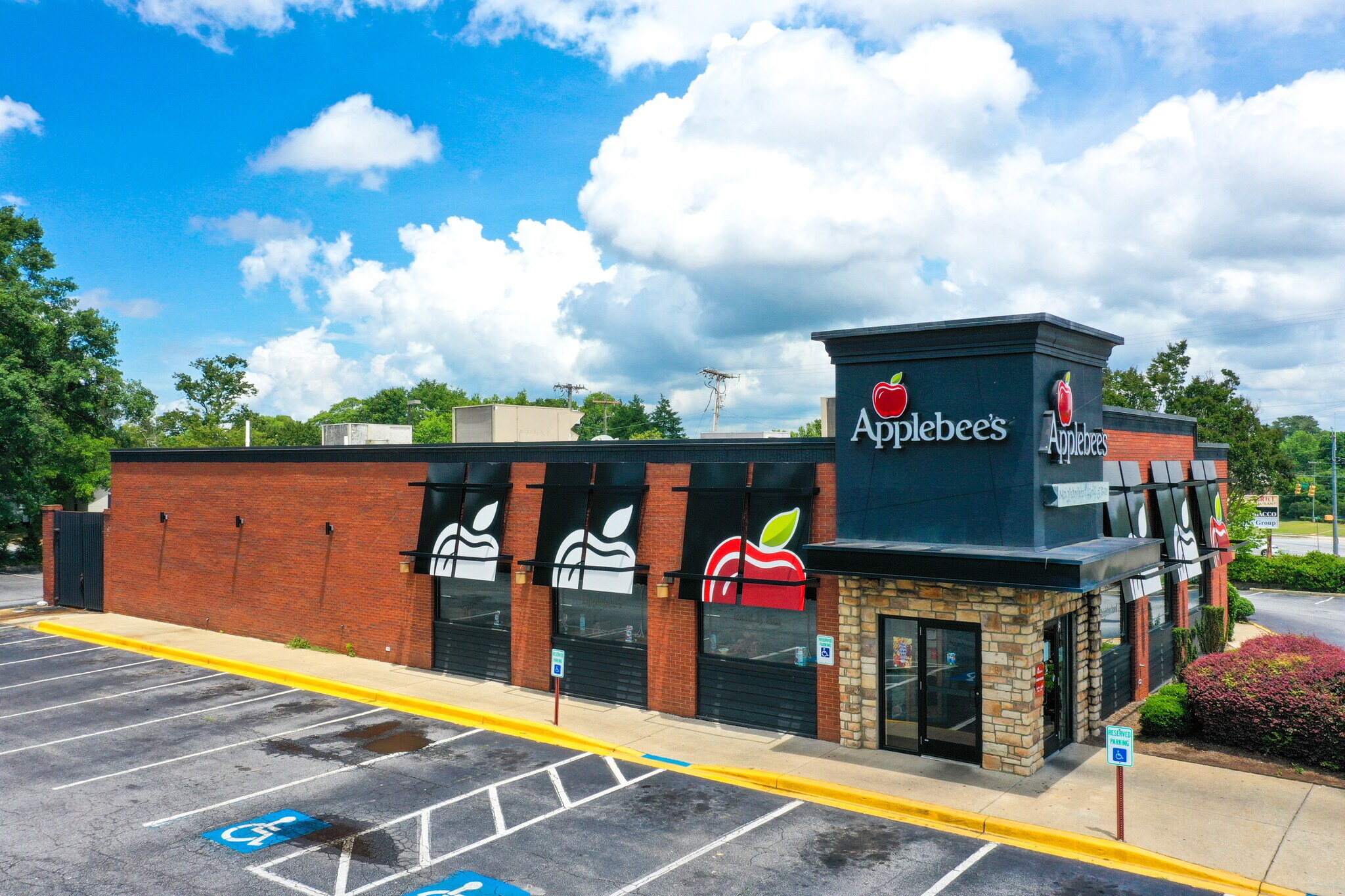 704 W Wade Hampton Blvd, Greer, SC à vendre Photo de l’immeuble– Image 1 sur 7