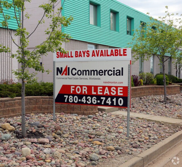 3731-3745 98th St NW, Edmonton, AB à louer - Photo de l’immeuble – Image 2 sur 13