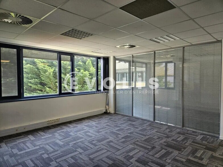 17B Avenue Des Andes, Les Ulis à louer - Photo de l’immeuble – Image 2 sur 8