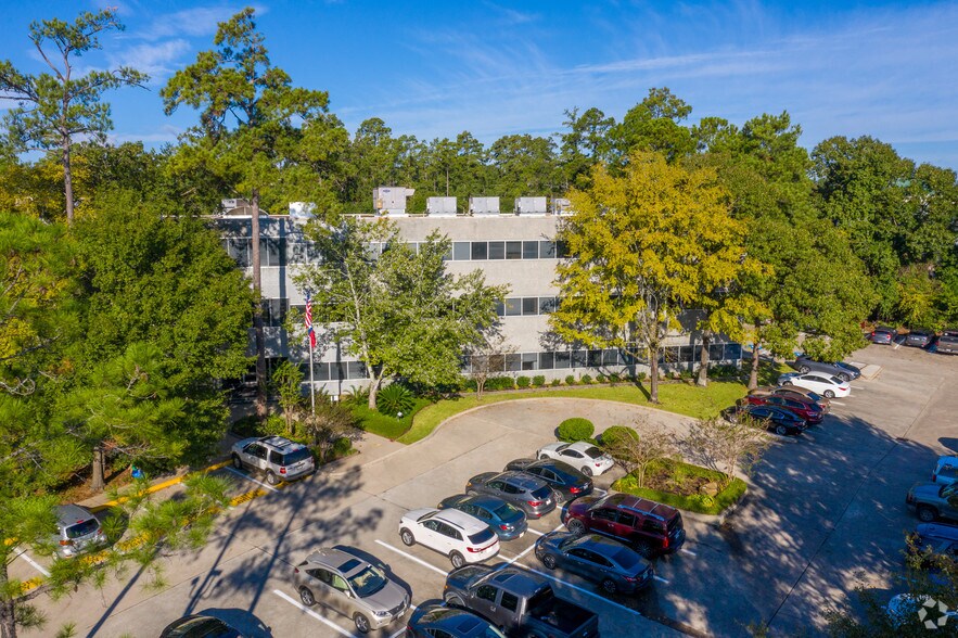 2040 N Loop 336 W, Conroe, TX à louer - Photo de l’immeuble – Image 3 sur 4