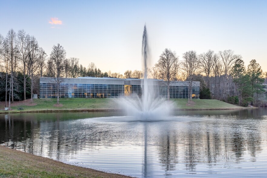 2221 Edge Lake Dr, Charlotte, NC à louer - Photo de l’immeuble – Image 2 sur 6