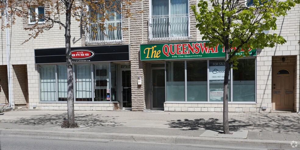 694-700 The Queensway, Toronto, ON à vendre - Photo de l’immeuble – Image 3 sur 3