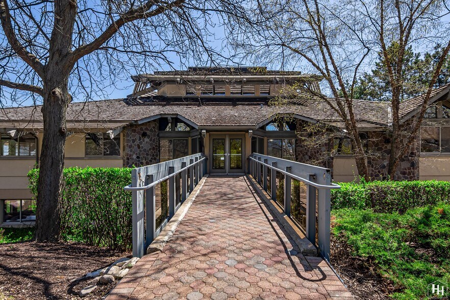 970 McHenry Ave, Crystal Lake, IL à vendre - Photo de l’immeuble – Image 2 sur 26
