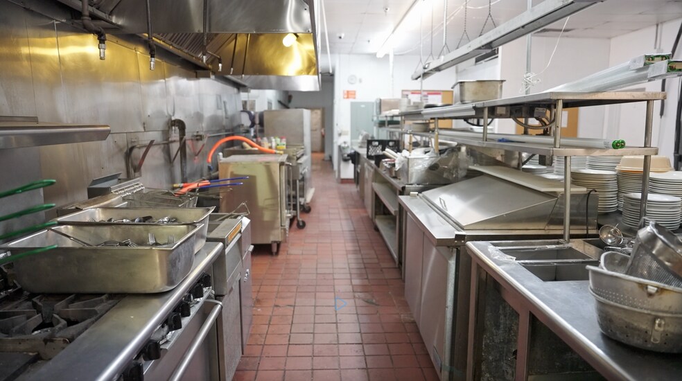 1901 Palm Beach Lakes Blvd, West Palm Beach, FL à louer - Photo de l’immeuble – Image 3 sur 11