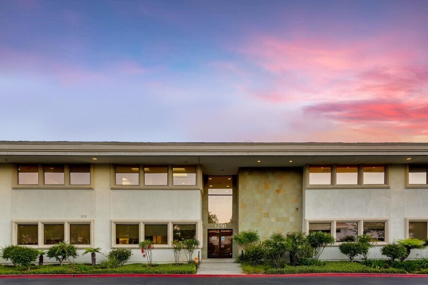 1250 La Venta Dr, Westlake Village, CA à louer - Photo de l’immeuble – Image 2 sur 5