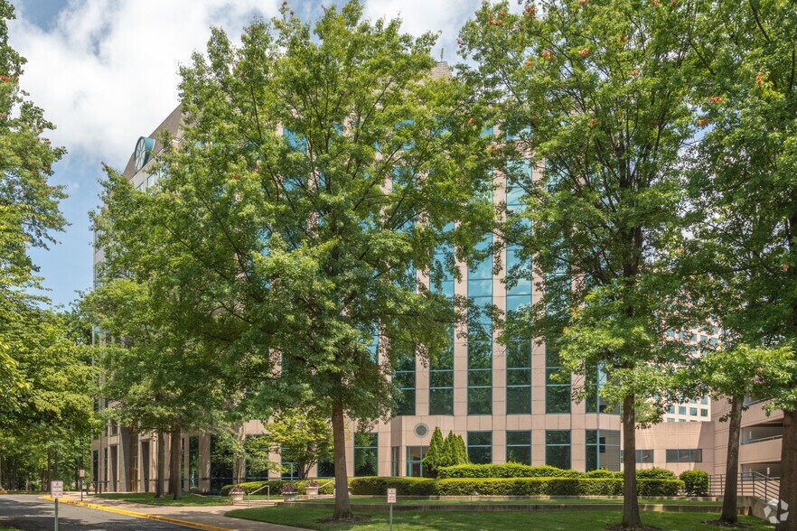 3141 Fairview Park Dr, Falls Church, VA à louer - Photo de l’immeuble – Image 2 sur 6