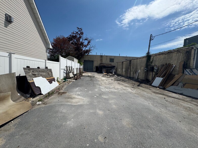 2515 Merrick Rd, Bellmore, NY à louer - Photo de l’immeuble – Image 2 sur 8