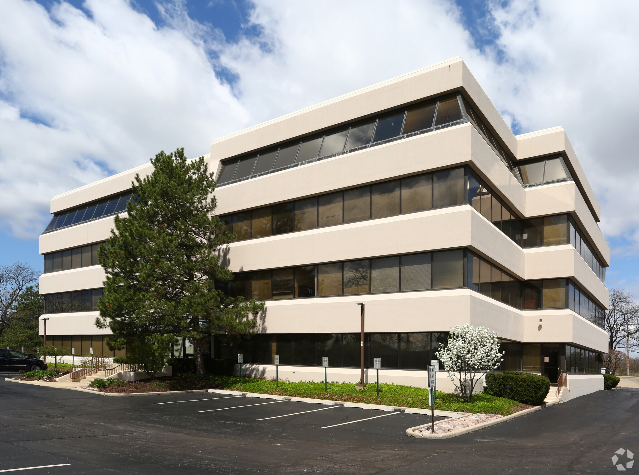 340 W Butterfield Rd, Elmhurst, IL à vendre Photo principale– Image 1 sur 3