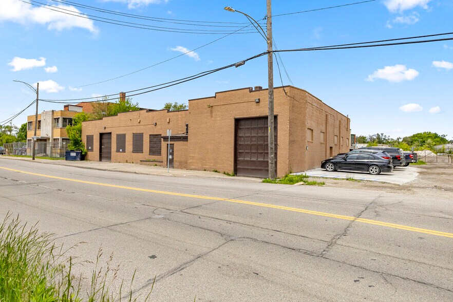 12950 Lyndon Ave, Detroit, MI à louer - Photo de l’immeuble – Image 2 sur 50