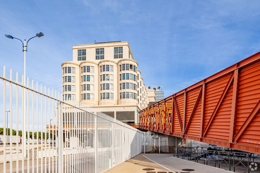 3 Place Henri Verneuil, Marseille à louer - Photo de l’immeuble – Image 2 sur 4