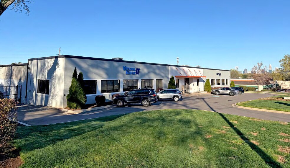 3330 Monroe Rd, Charlotte, NC à louer - Photo principale – Image 1 sur 11