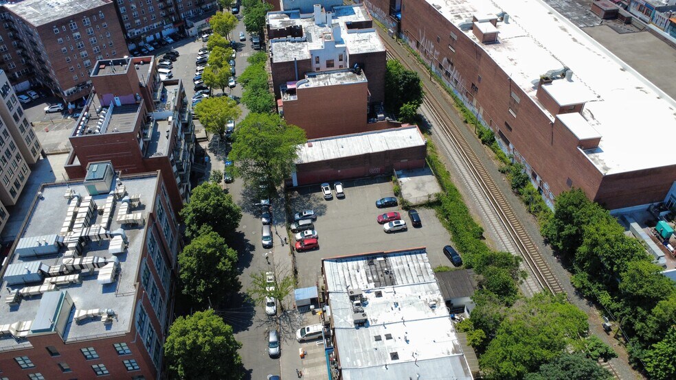 136-51 41st Avenue ave, Flushing, NY à vendre - Photo de l’immeuble – Image 2 sur 5