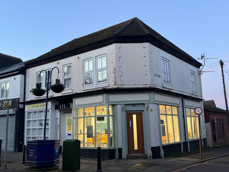 121-121A High St, Rushden à vendre - Photo de l’immeuble – Image 2 sur 9