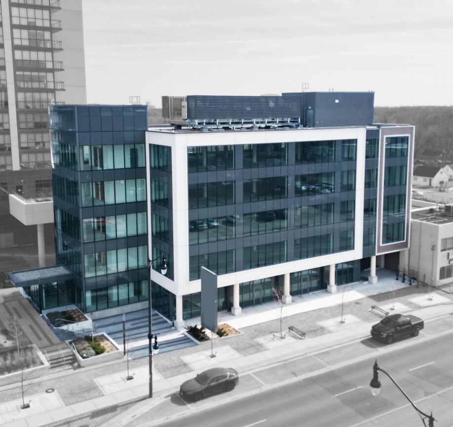 145 Queen St E, Brampton, ON à louer Photo de l’immeuble– Image 1 sur 4