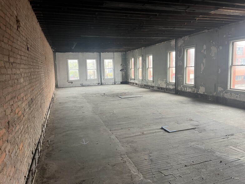 5601 Broadway Ave, Cleveland, OH à louer - Photo de l’immeuble – Image 3 sur 5