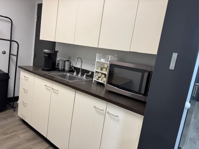 1600 Kingsway Ct, Trenton, MI à vendre - Photo de l’immeuble – Image 3 sur 12