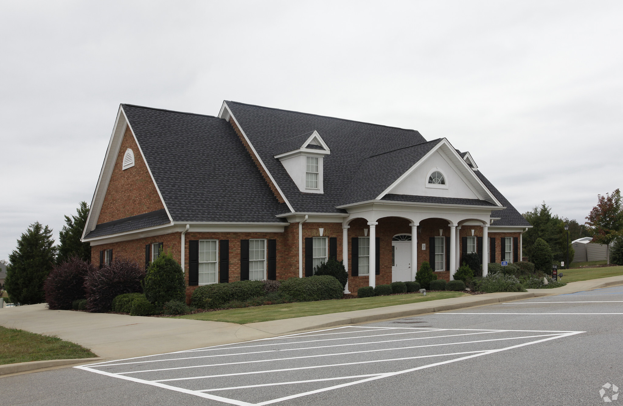 2 Leas Courtyard Dr, Seneca, SC à vendre Photo principale– Image 1 sur 15